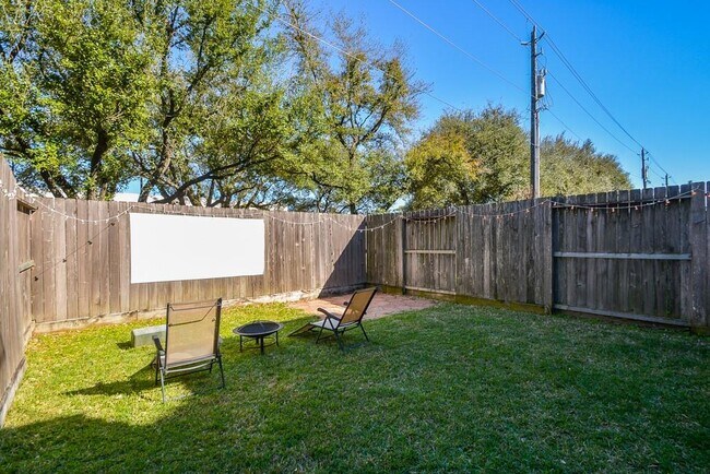 Foto del edificio - 910 E Heights Hollow Ln