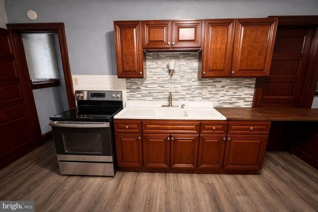 Building Photo - 10 E Main St