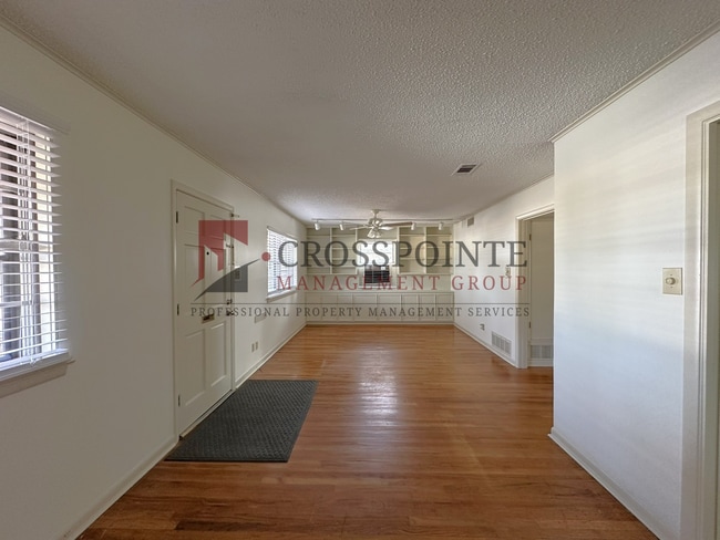 Building Photo - 3 Bedroom 1.5 Bath with Office Space!