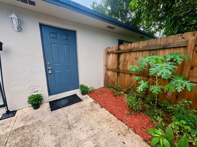 Foto del edificio - 4583 Barclay Crescent