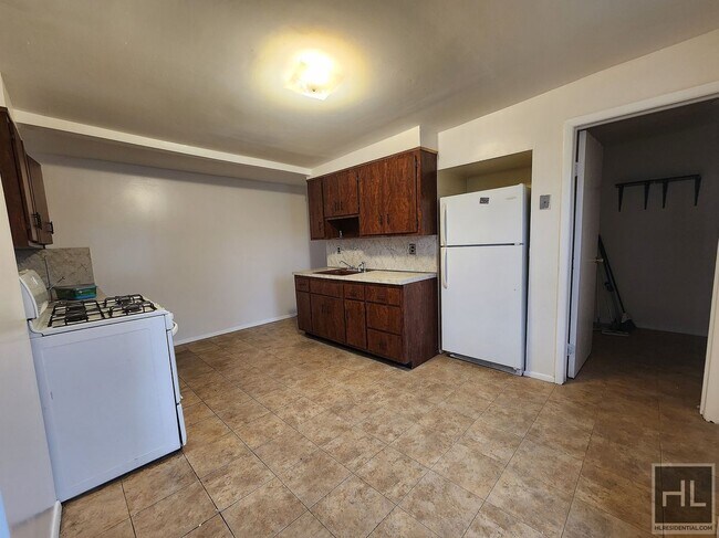 Foto del edificio - Bright 2Br in Walk-up Bldg. by Bath Beach