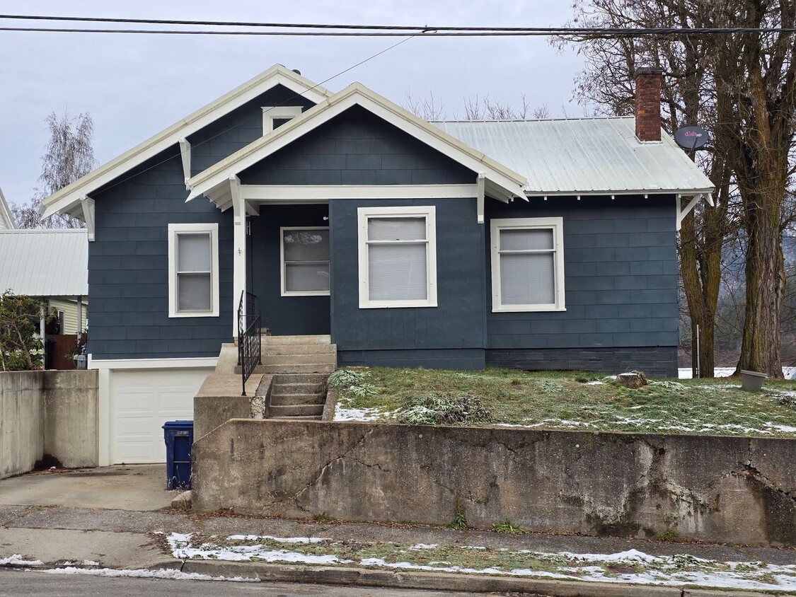 Primary Photo - 3 bedroom, 1 bath house located in Kellogg...