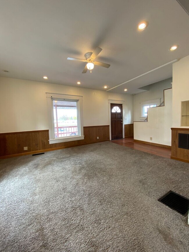 Building Photo - $500 OFF First Month Rent - Warm and welco...