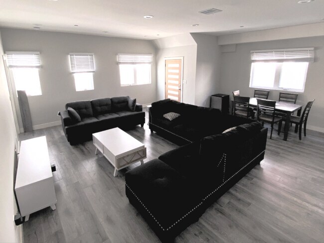 Foto del edificio - 1171 W 37th Pl