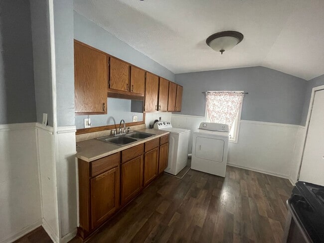 Building Photo - Spacious 2 Bedroom W/ A Bonus Room