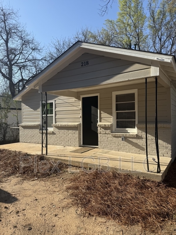 Building Photo - 218 E Render St