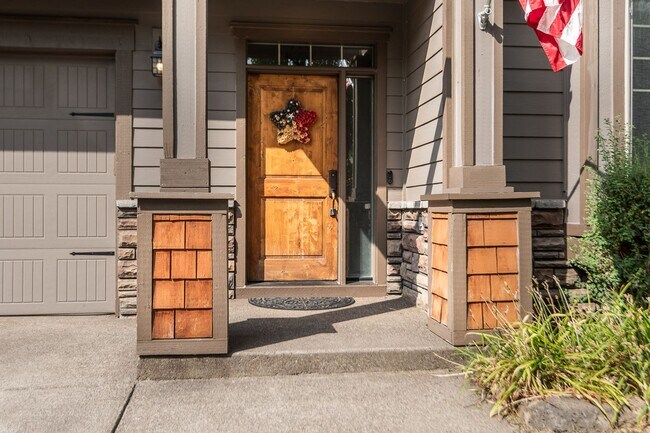 Foto del edificio - 4-Bedroom Home Near Pine Nursery Park Smart Upgrades & Spacious Yard