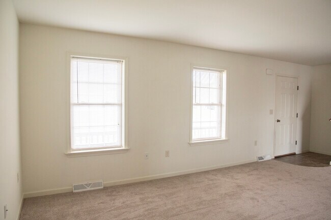 Foto del edificio - 320 Meadow View Dr