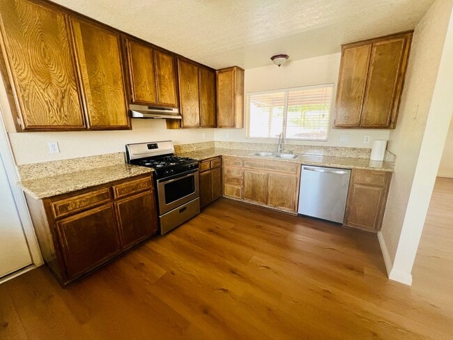 Building Photo - 3-Bedroom Hesperia Home 50% Off 1st Months...