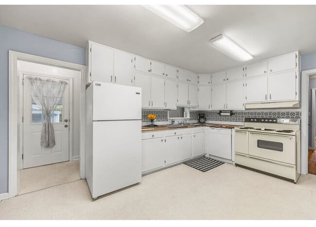 Building Photo - 3308 Kelwin Ave