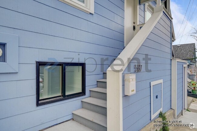 Building Photo - 537 Moultrie St