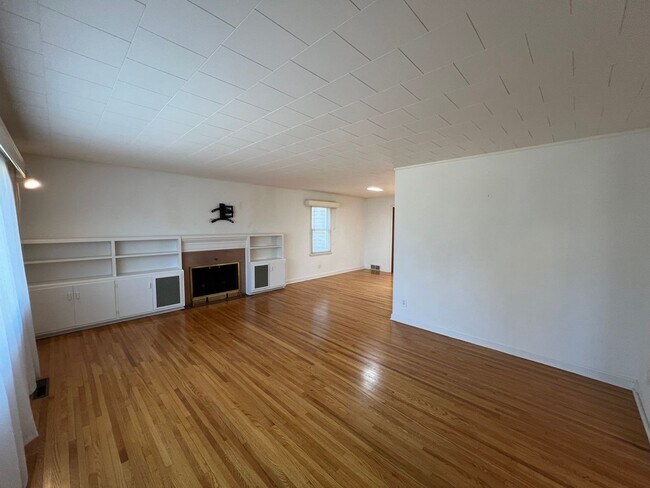 Building Photo - 5-bedroom, 3.5-bathroom with a Garage near...