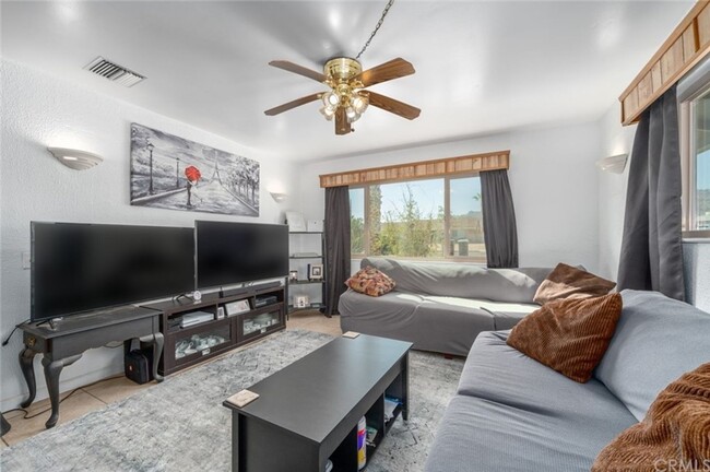 Building Photo - Large 4 Bedroom Home Central 29 Palms