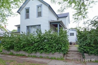 Building Photo - 109 Delos St W