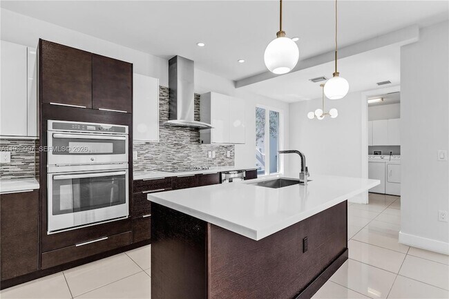 Foto del edificio - 6410 NW 105th Pl