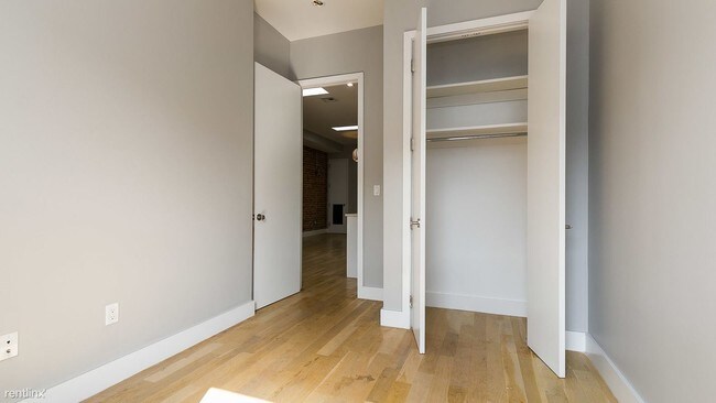 Building Photo - 4 br, 2 bath Apartment - 1212 Rogers Ave