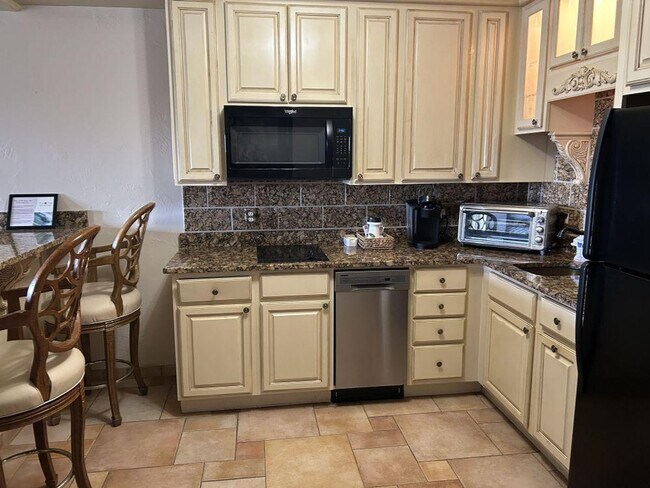 Building Photo - 935 Beachview Dr