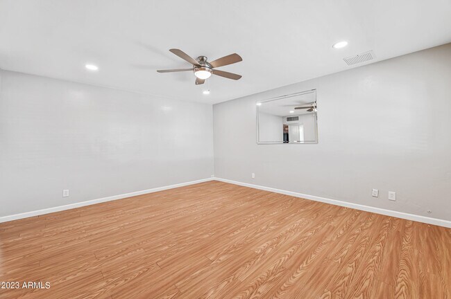 Foto del edificio - 1227 E Las Palmaritas Dr