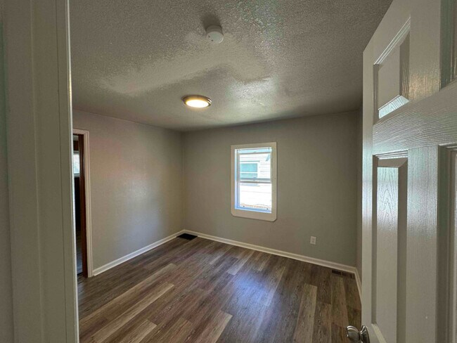 Building Photo - 1617 6th Ave