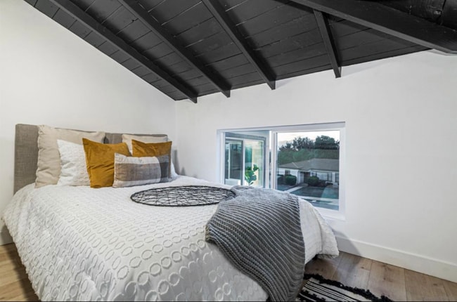 Building Photo - 5463 San Onofre Terrace
