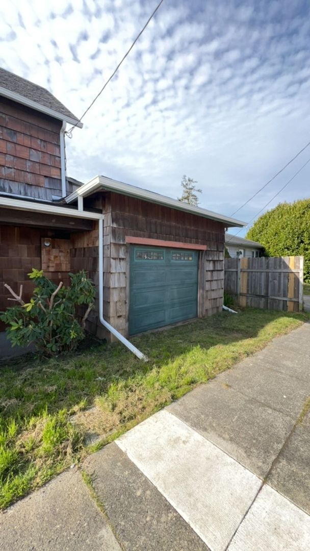 Foto del edificio - Charming 3-Bedroom Home with Backyard & Patio