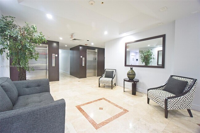 Foto del edificio - 2715 Tigertail Ave