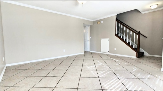 Building Photo - 2BR Townhouse Newly Renovated