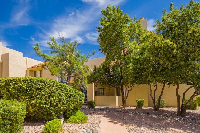 Foto del edificio - 2BR-2BATH  IN SOUGHT AFTER TWELVE HUNDRED ...