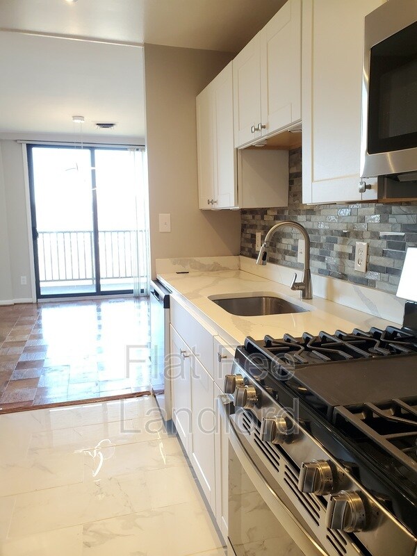 Building Photo - 3450 Toledo Terrace