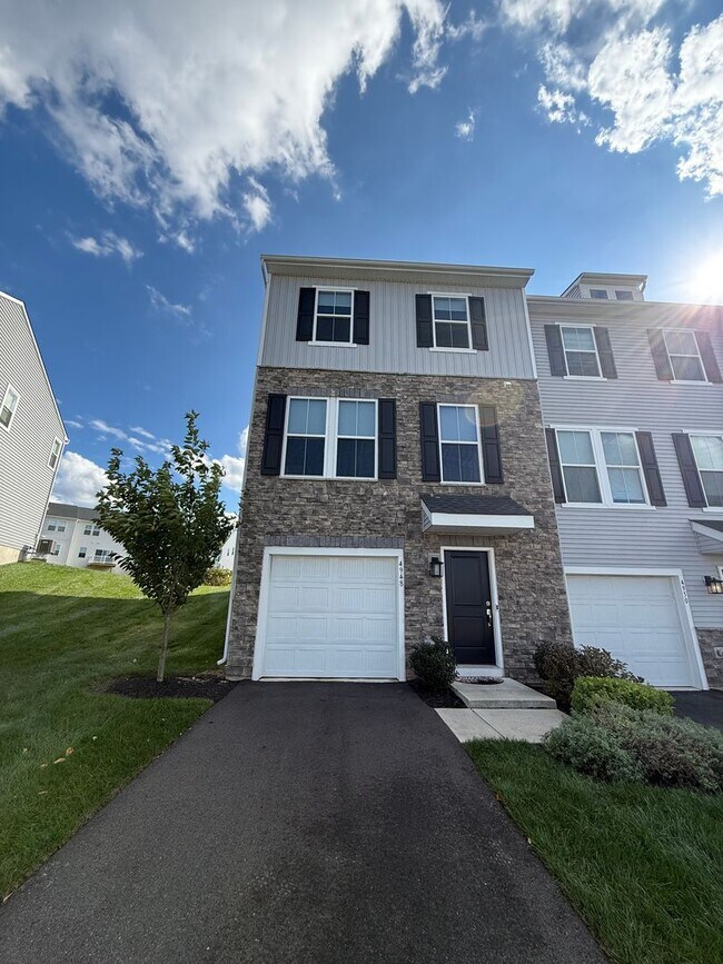 Foto del edificio - THREE BEDROOM/ END OF ROW TOWNHOME in Sout...