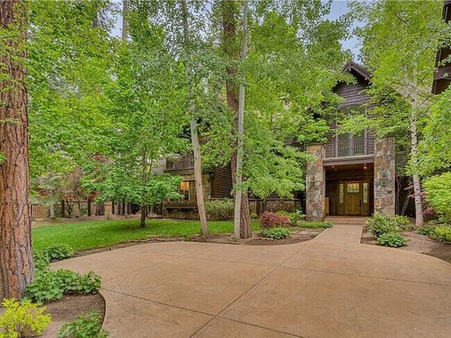 Building Photo - Exquisite 6-Bedroom 6-Bath Lakeshore Boule...