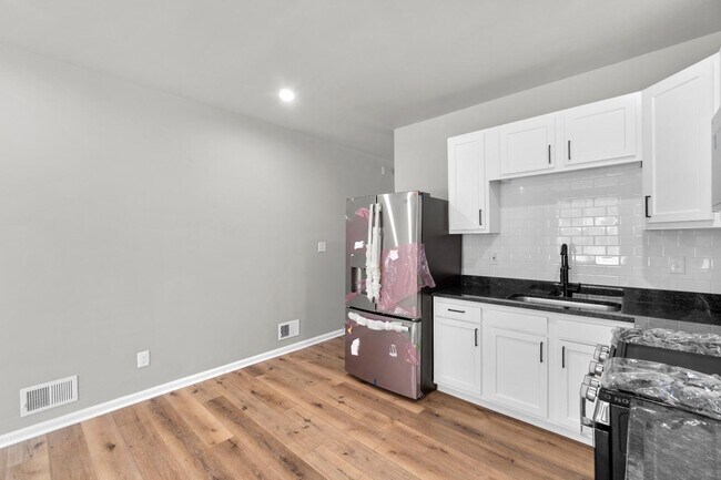 Building Photo - 2505 E Fayette St