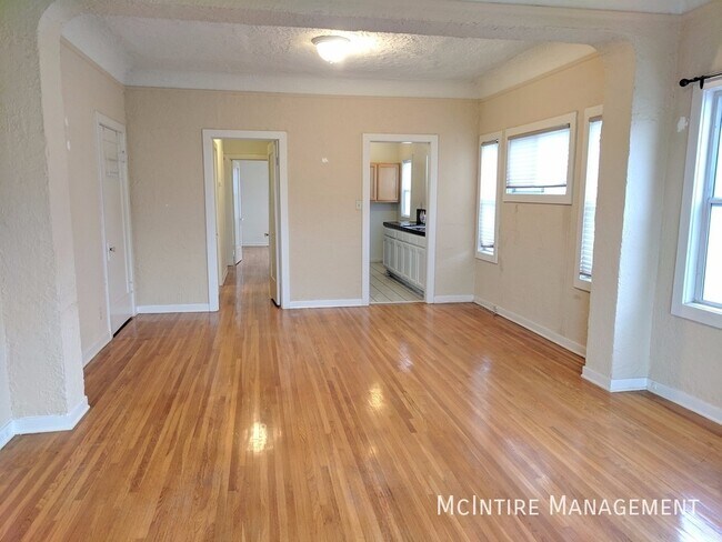 Building Photo - 4629 Clarissa Ave