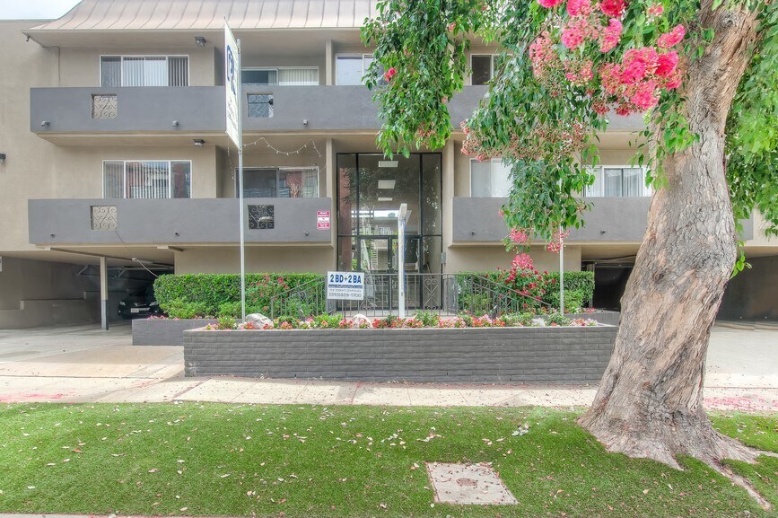 FRONT OF PROPERTY - 11818 Darlington Avenue