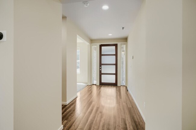 Building Photo - 4Bd/2.5Ba Renton Home