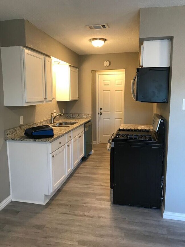 Foto del edificio - 1211 Briarwood Dr