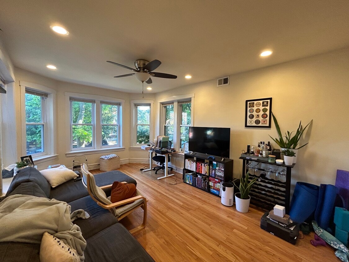 Primary Photo - 2555 W Eastwood Ave