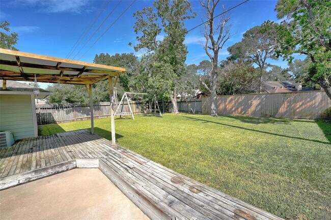 Building Photo - 16722 Maplemont Dr