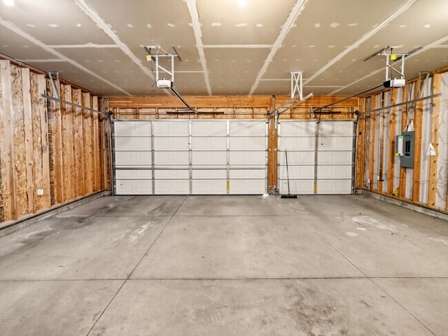 Foto del edificio - Spacious 5-Bedroom Home with Private Yard & Parking in Spokane