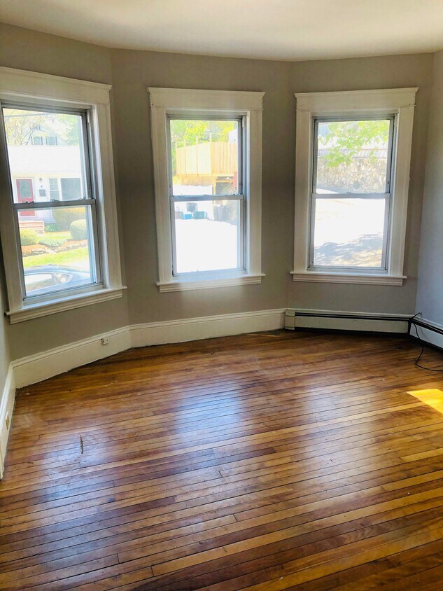 Sun Drenched Living Room - 1 Alder St