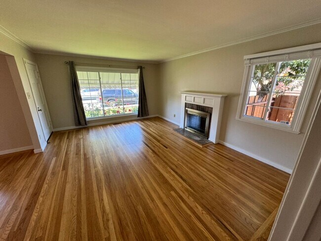 Building Photo - Premier Large 4-bedroom, 2-bath residence,...