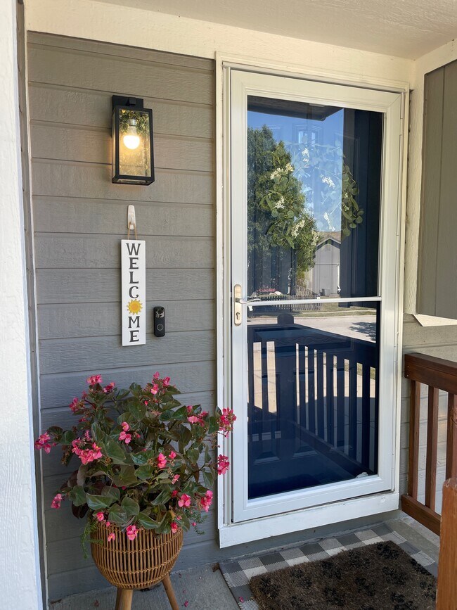 Puerta principal - 8625 NE 112th St