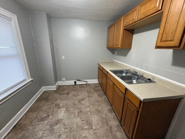 Building Photo - 180-182-182 N Powell Ave