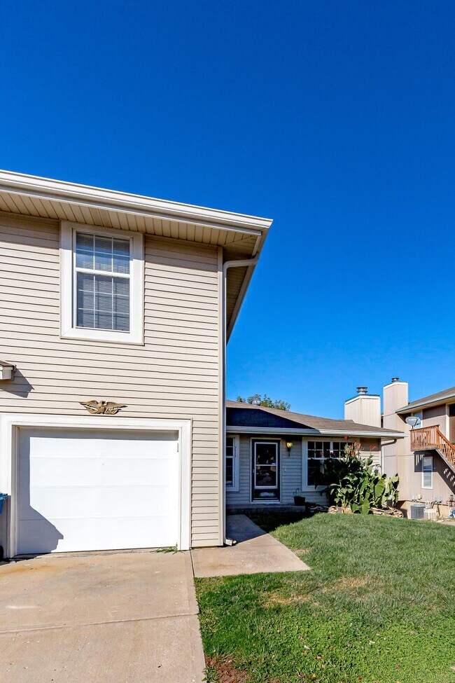 Building Photo - 7111 N Kingston Ct