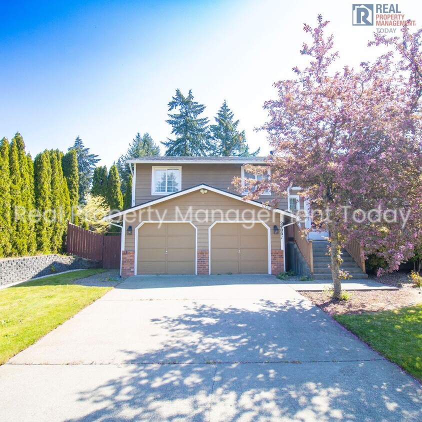 Foto del edificio - Charming 5 Bedroom + 2 Car Garage!