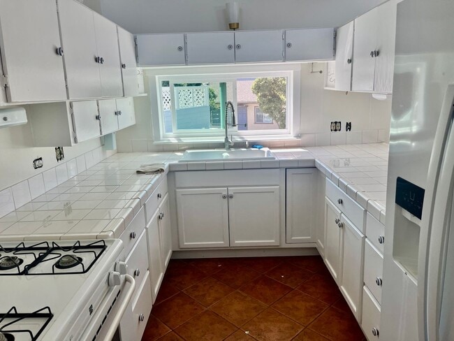 Building Photo - Bright 1.5 bed / 1 bath upstairs apartment...