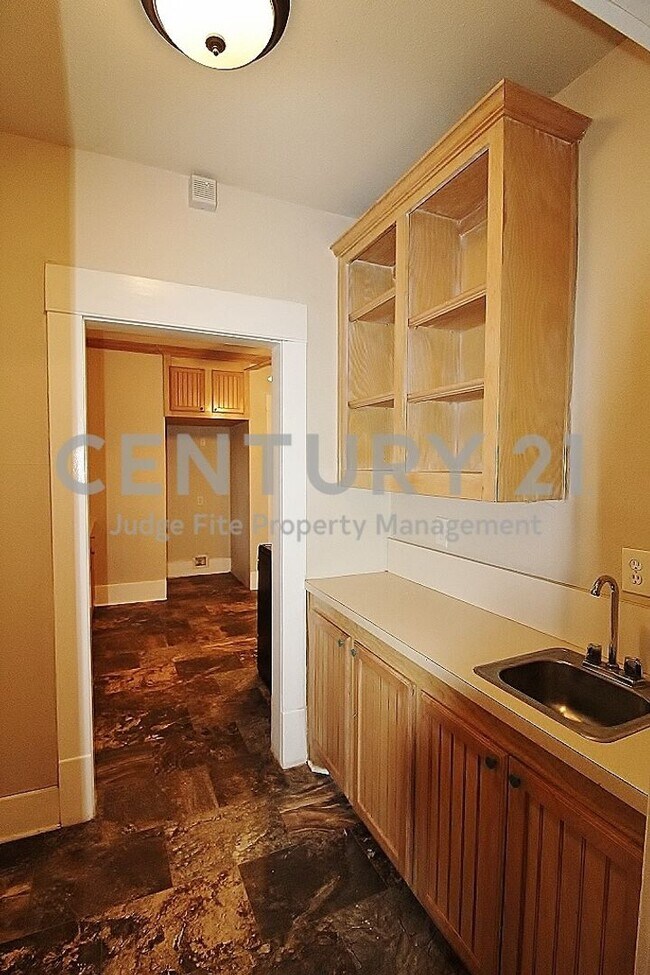 Building Photo - Charming 2/1 Located Minutes from Downtown...
