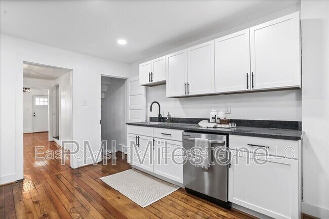 Foto del edificio - 16 Woods Ln