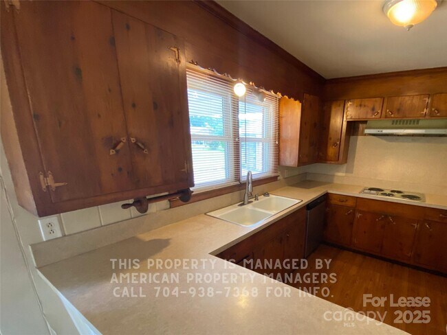 Building Photo - 508 Villa St