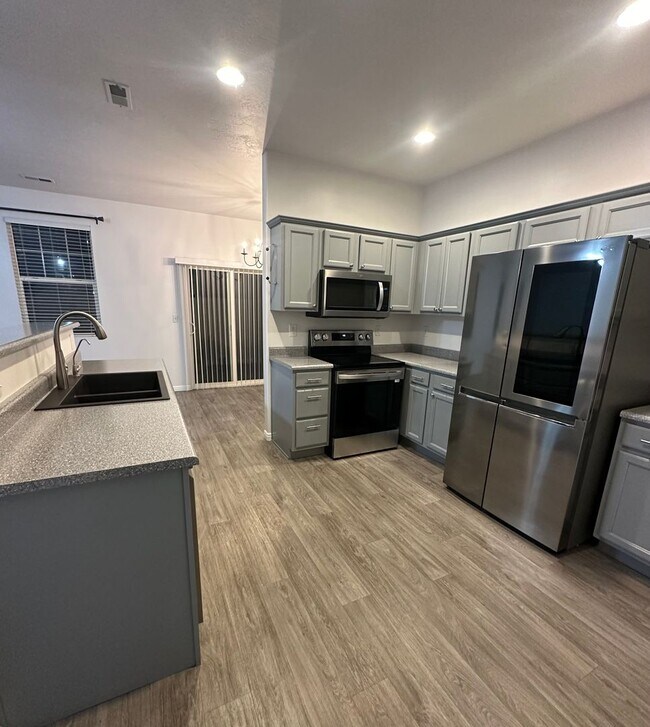 Foto del edificio - Impressive Remodeled 2 Bed 2 Bath Townhome
